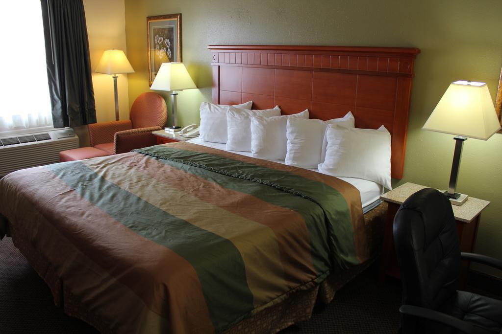 ناشفيل Rodeway Inn & Suites الغرفة الصورة