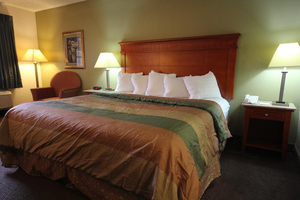 ناشفيل Rodeway Inn & Suites الغرفة الصورة